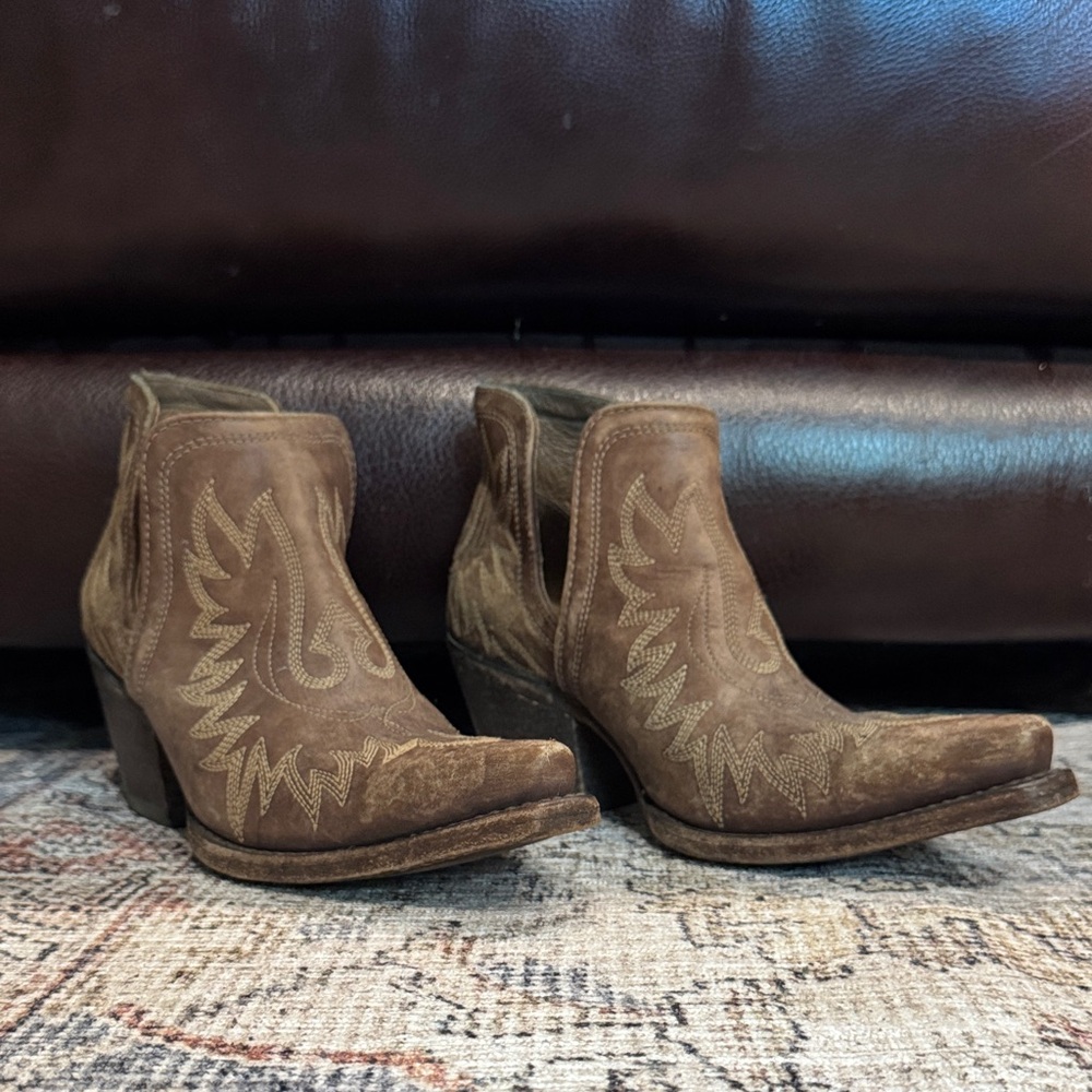 Ariat Dixon Brown Ankle Boots with Embroidered Design